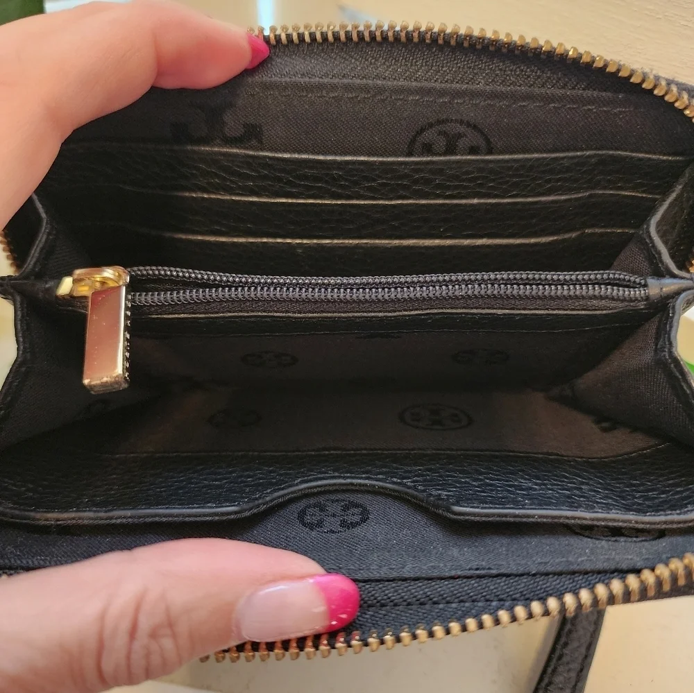 TORY BURCH BLACK/GOLD WRISTLET